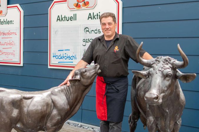 Felix Ulmann vor seiner Metzgerei.