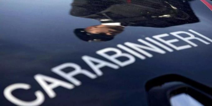 Ein Carabinieri neben einem Auto. (Symbolbild) südtirol