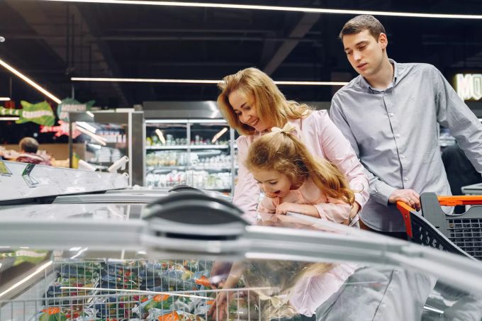 Eine Familie tätigt einen Einkauf in einem Supermarkt. Einkauf einer Familie