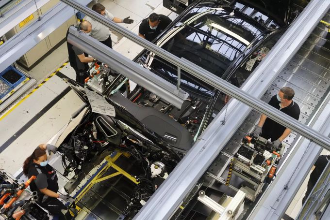 Daimler-Mitarbeitende arbeiten in einem Werk in Sindelfingen (D) an Fahrzeugen der Mercedes-S-Klasse. Mercedes Benz daimler