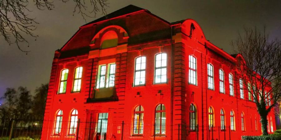 Rot beleuchtetes Gebäude