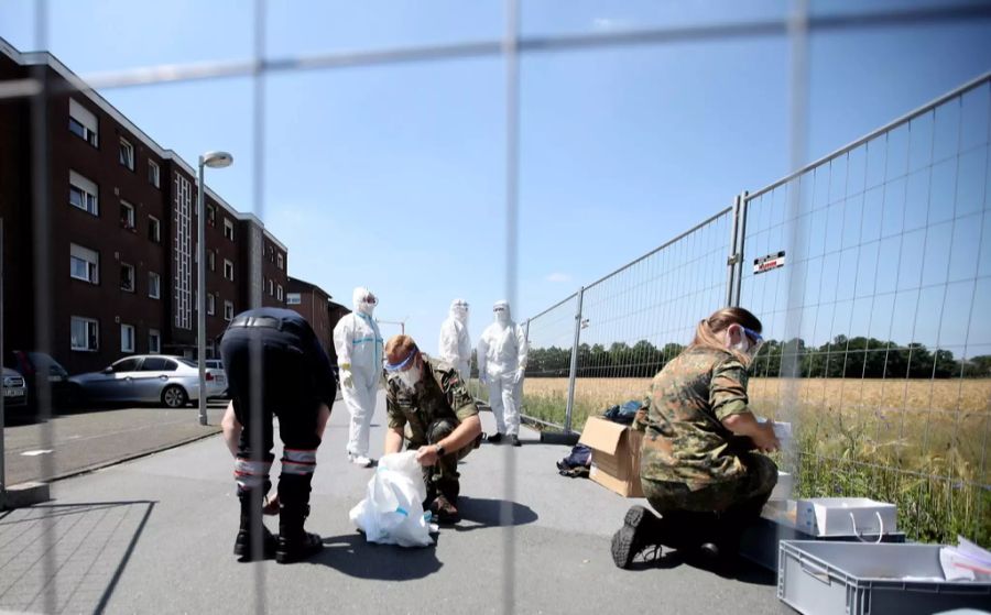 In der Stadt Vels, Landkreis Gütersloh, bereiten Sanitäter des Deutschen Roten Kreuzes und der Bundeswehr eine mobile Anlage für Coronatests vor.