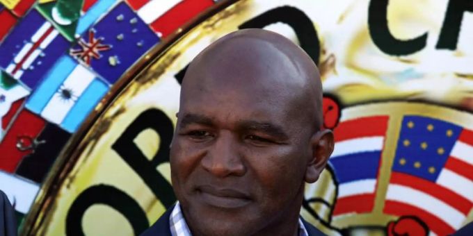 Evander Holyfield war schnell auf den Brettern. Evander Holyfield