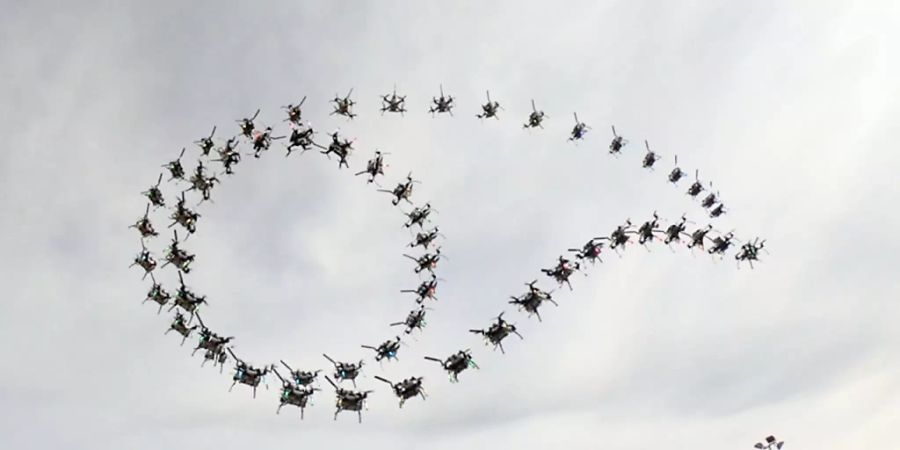 Ein von der UZH trainierter Quadrokopter fliegt dank Algorithmus selbständig - ohne menschliches Zutun - einen Matty Flip. (Pressebild)