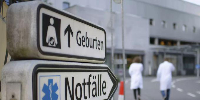Spitalpersonal vor einem Spital. (Symbolbild) spitalpersonal