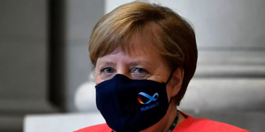 Merkel trägt Maske mit Logo der EU-Ratspräsidentschaft