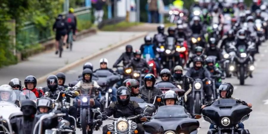 Motorradfahrer beteiligen sich an einem Fahrzeugkorso durch die Innenstadt in München. Foto: Jens Büttner/dpa-Zentralbild/dpa