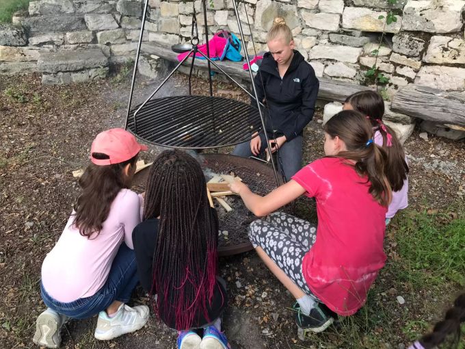 Die etwas älteren Kinder machen Feuer und kochen sich ein Zvieri. Royal Rangers Othmarsingen
