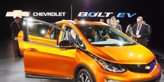 Die Kosten wegen der Feuergefahr bei Elektrofahrzeugen vom Typ Chevrolet Bolt EV steigen für General Motors. Foto: Uli Deck/dpa Die Kosten wegen der Feuergefahr bei Elektrofahrzeugen vom Typ Chevrolet Bolt EV steigen für General Motors. Foto: Uli Deck/dpa