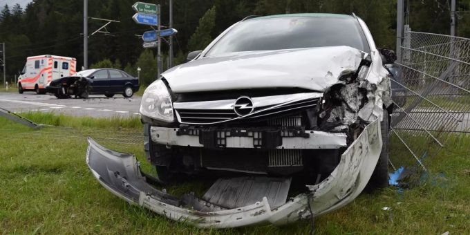 Die beiden Fahrzeuglenker verletzten sich leicht. Unfall