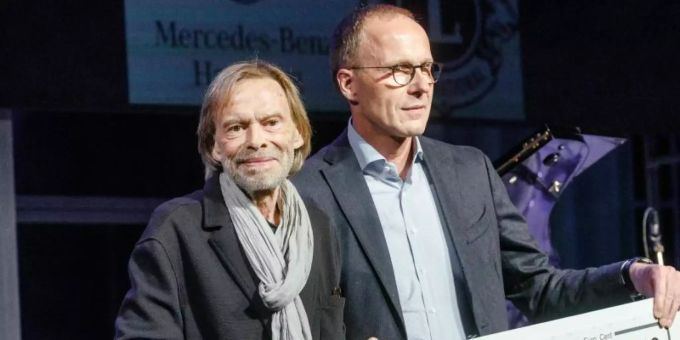 Der Schauspieler Volker Lechtenbrink (l) erhält von Matthias Kallis, Leiter Mercedes-Benz Hamburg, den mit 15.000 Euro dotierten Gustaf-Gründgens-Preises 2021. Foto: Markus Scholz/dpa Der Schauspieler Volker Lechtenbrink (l) erhält von Matthias Kallis, Leiter Mercedes-Benz Hamburg, den mit 15.000 Euro dotierten Gustaf-Gründgens-Preises 2021. Foto: Markus Scholz/dpa