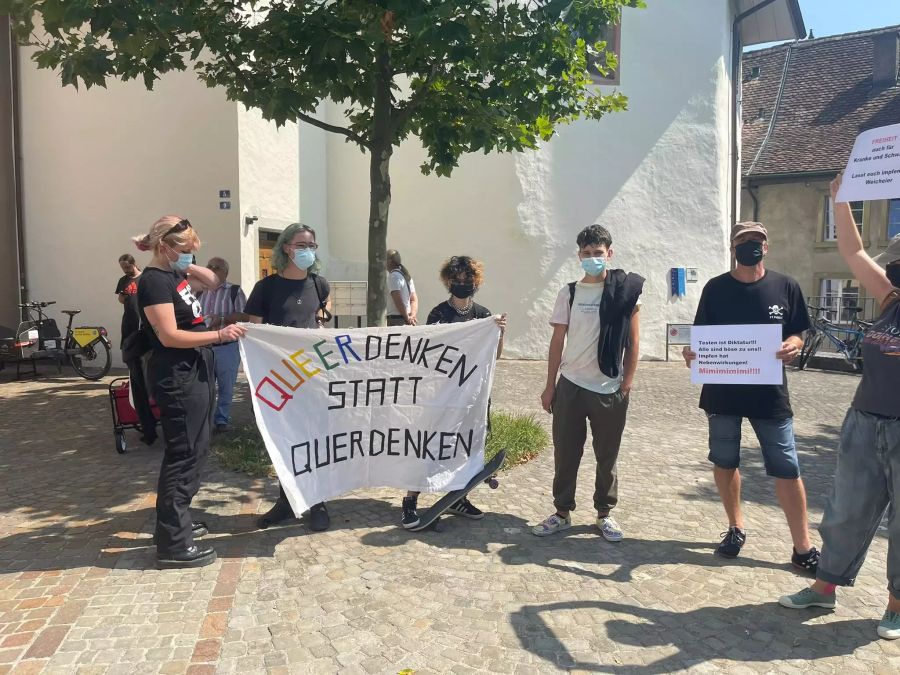 Auch die Gegen-Demonstranten machen sich bereit.