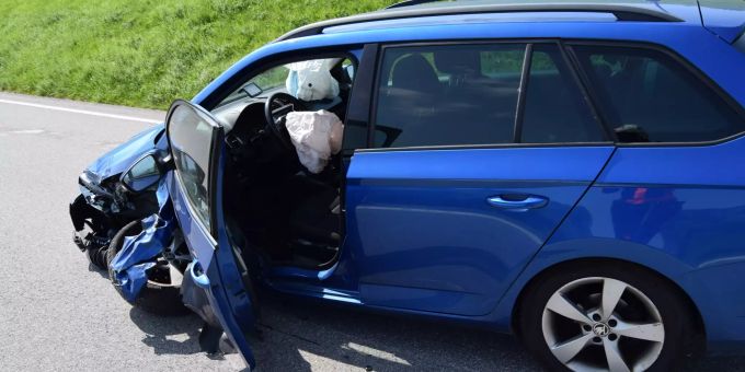 An beiden Autos entstand Sachschaden von mehreren Tausend Franken. Unfall