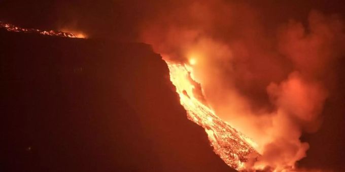 Lava aus dem Vulkan auf der Kanarischen Insel La Palma erreicht das Meer. la palma
