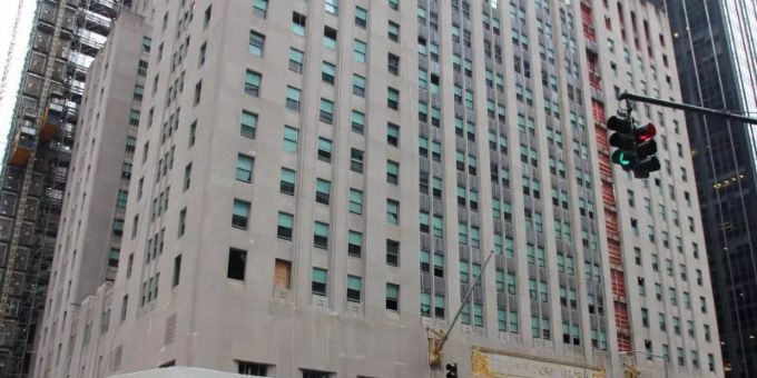Autos fahren an dem legendären New Yorker Hotel Waldorf Astoria vorbei. Das berühmte Luxushotel bleibt aber erstmal weiter wegen Renovierung geschlossen. Foto: Christina Horsten/dpa Autos fahren an dem legendären New Yorker Hotel Waldorf Astoria vorbei. Das berühmte Luxushotel bleibt aber erstmal weiter wegen Renovierung geschlossen. Foto: Christina Horsten/dpa