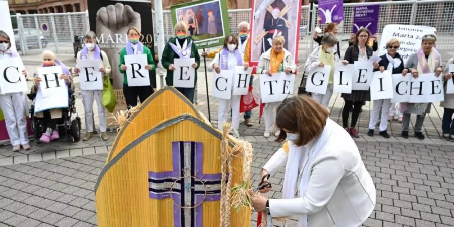 Alte Zöpfe abschneiden: Die Initiative «Maria 2.0» demonstriert am Rande der Synodalversammlung in Frankfurt (Main). Foto: Arne Dedert/dpa