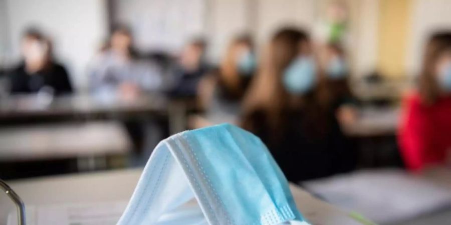 In vielen Klassenräumen fällt bald die Maskenpflicht weg. Die Regeln sind von Bundesland zu Bundesland unterschiedlich. Foto: Matthias Balk/dpa