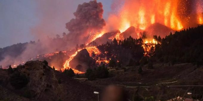 Lava läuft aus dem Vulkan Cumbre Vieja auf La Palma. La Palma