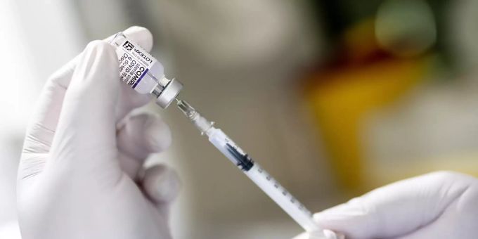 ARCHIV - Der Corona-Impfstoff von Biontech/Pfizer hat in einer Studie gute Wirksamkeit bei Kindern unter 12 Jahren gezeigt. Foto: Matthias Balk/dpa biontech novartis