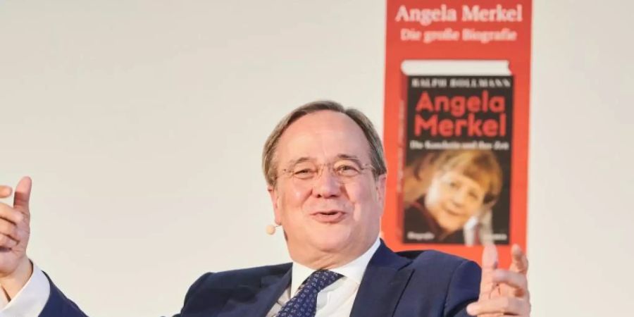 Union-Kanzlerkandidat Armin Laschet stellt eine Merkel-Biografie vor. Foto: Annette Riedl/dpa
