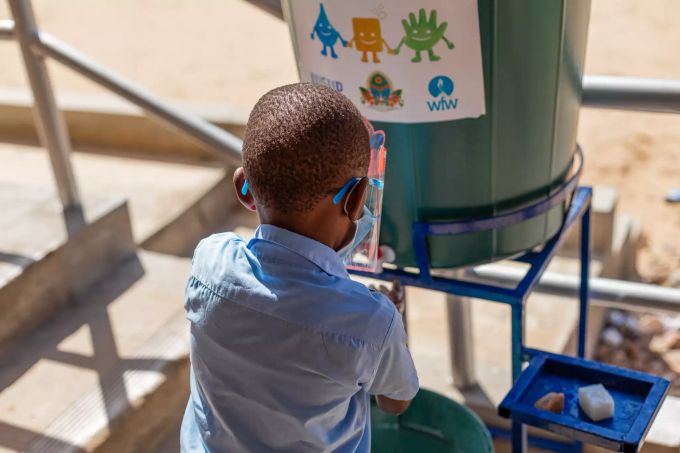 Ein Schüler der Primarschule 10 Janeiro, in Maputo verwendet die Handwaschstation von WfW. Hände waschen