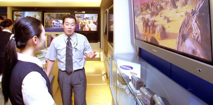 Ein Verkäufer demonstriert einen LCD-Fernseher von Samsung. Samsung