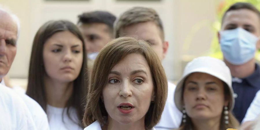 Maia Sandu, Präsidentin von Moldau, spricht mit Journalisten, nachdem sie ihre Stimme bei der Parlamentswahl abgegeben hat. Foto: Aurel Obreja/AP/dpa