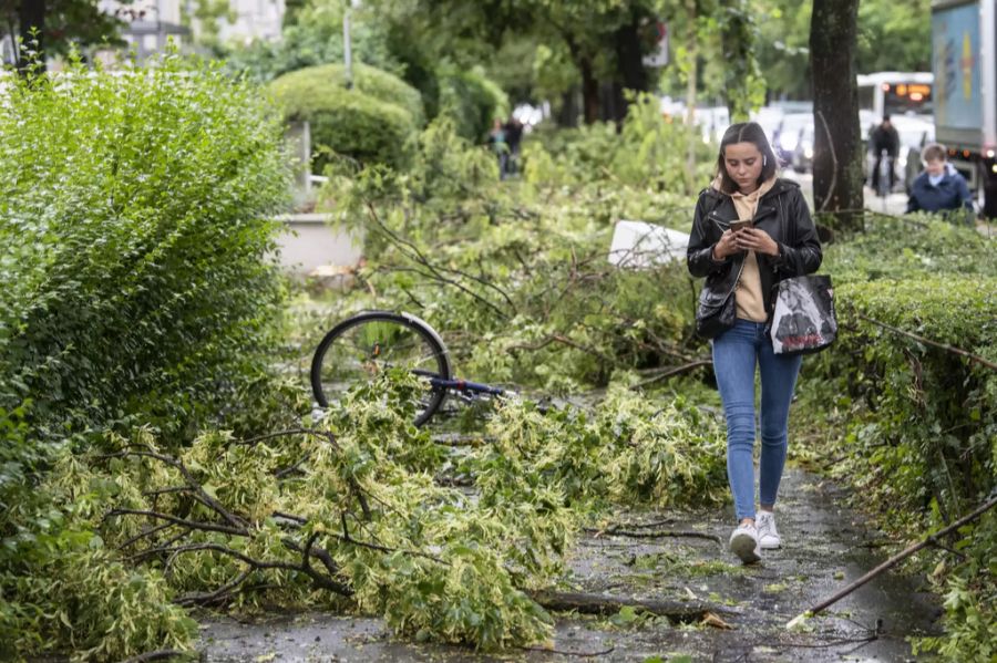 Die Unwetterschäden erschweren auch Fussgängern das Durchkommen.