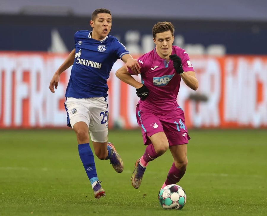 Amine Harit im Zweikampf. (Archivbild)