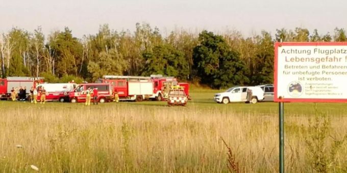 Die Feuerwehr steht am Flugplatz Renneritz an der weiträumig abgesperrten Unfallstelle. Foto: Heiko Rebsch/dpa-Zentralbild/dpa Die Feuerwehr steht am Flugplatz Renneritz an der weiträumig abgesperrten Unfallstelle. Foto: Heiko Rebsch/dpa-Zentralbild/dpa