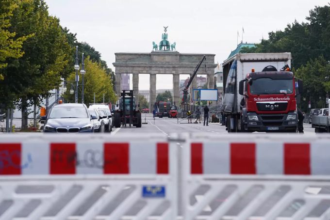 Aufbaumassnahmen finden anlässlich des Marathons auf der Strasse des 17. Juni vor dem Brandenburger Tor statt. Zum Marathon am kommenden Sonntag werden 25'000 Läufer und Läuferinnen erwartet. Marathon in Berlin