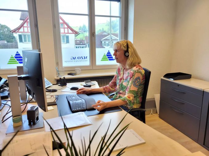 Innendienstmitarbeiterin Bea Vogt am Telefon. MZO AG Wald