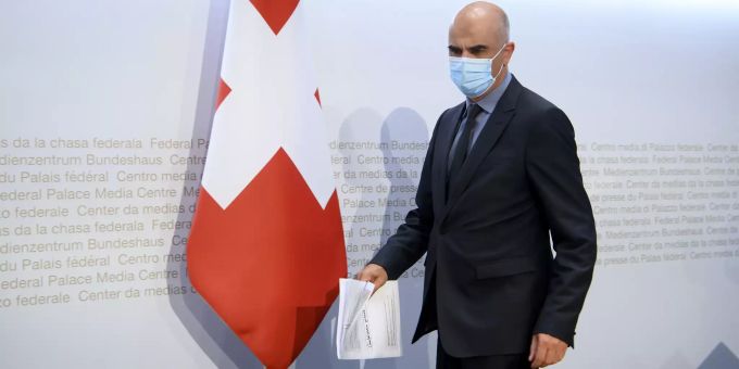Bundesrat Alain Berset schreitet zur einer Medienkonferenz über die neusten Entscheide des Bundesrates zum Coronavirus. Alain Berset Medienkonferenz Bundesrat