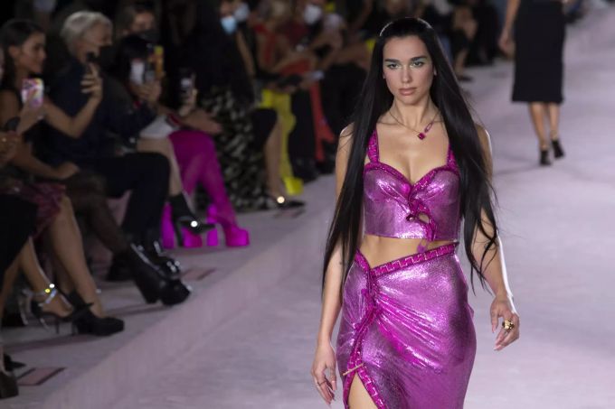 Sängerin Dua Lipa im Versace-Look an der Mailänder Modewoche. Dua Lipa
