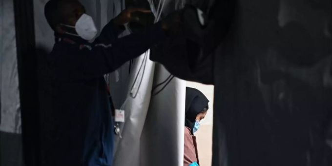 Eine Frau, die zusammen mit weiteren Ortskräften aus Afghanistan am frühen Morgen auf dem Gelände der DRK-Flüchtlingshilfe. Foto: Patrick Pleul/dpa-Zentralbild/dpa Eine Frau, die zusammen mit weiteren Ortskräften aus Afghanistan am frühen Morgen auf dem Gelände der DRK-Flüchtlingshilfe. Foto: Patrick Pleul/dpa-Zentralbild/dpa
