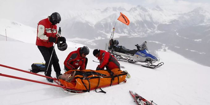 Stürze sind in Haus und Freizeit die häufigste Todesursache bei Unfällen. Im Bild: Rettungsschlitteneinsatz in St. Moritz. (Archivbild) Statistik