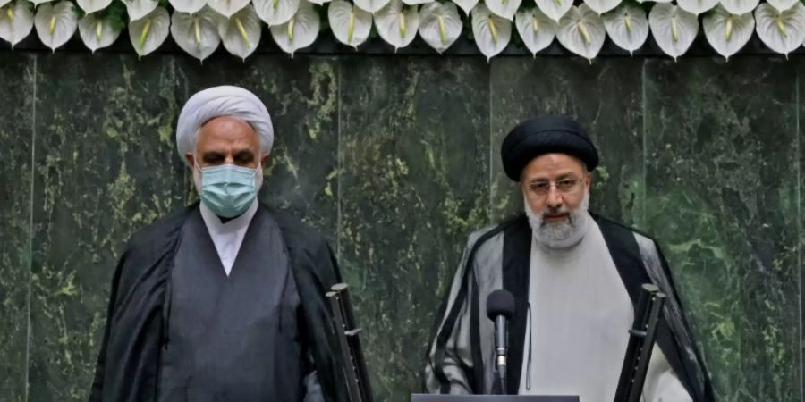 Ebrahim Raisi (r.) legt den Amtseid ab