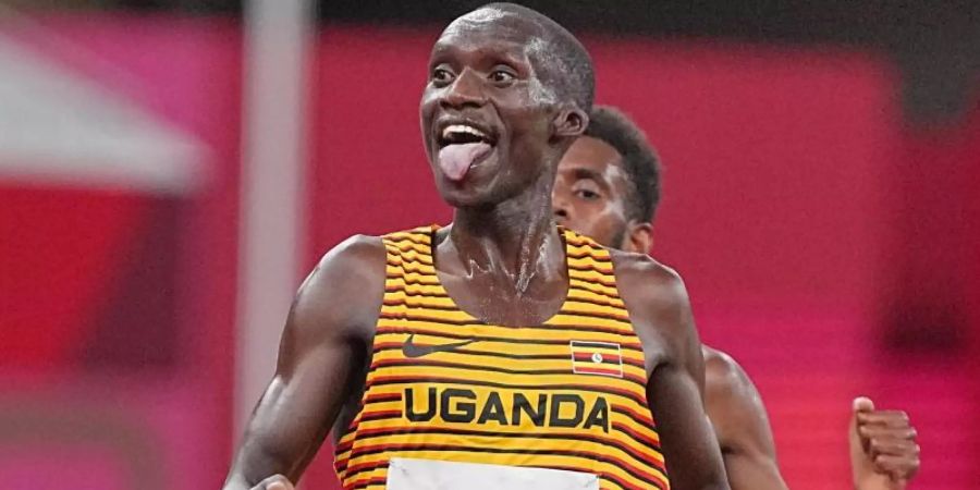 Joshua Cheptegei holte sich in 12:58,15 Minuten den Olympiasieg über 5000 Meter. Foto: Michael Kappeler/dpa