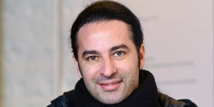 Comedian Bülent Ceylan hat als Jugendlicher seinem Vater eine Stange Geld geliehen. Foto: Uwe Anspach/dpa