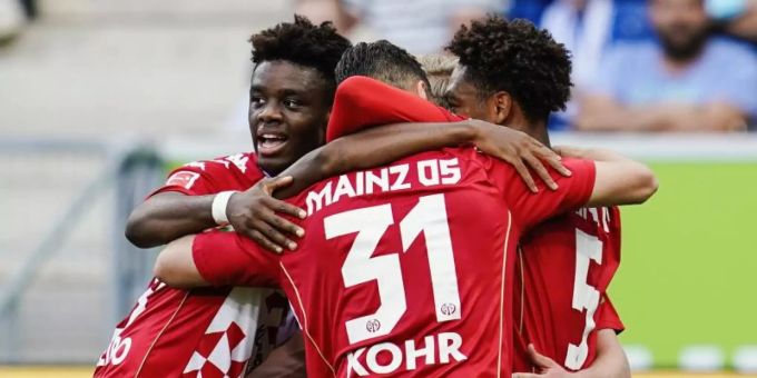 Die Mainzer bejubeln das 1:0 in Hoffenheim. Foto: Uwe Anspach/dpa Die Mainzer bejubeln das 1:0 in Hoffenheim. Foto: Uwe Anspach/dpa