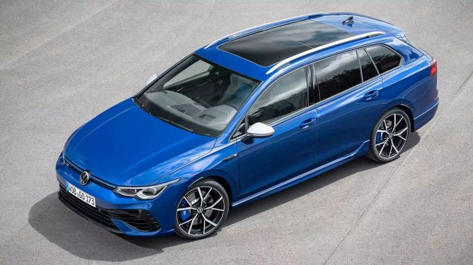 Optisch tritt der 320PS-Kombi in gewohnter Golf 8-Manier eher zurückhaltend auf VW Golf R Variant