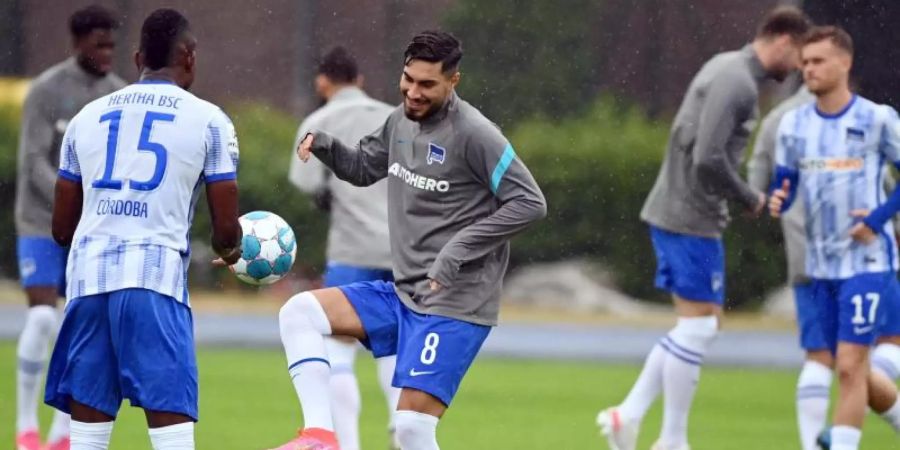 Hertha-Neuzugang Suat Serdar (M) im Training bei einer Partnerübung mit Mannschaftskamerad Jhon Cordoba (l). Foto: Soeren Stache/dpa-Zentralbild/dpa