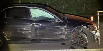 Der Unfallverursacher wie auch sein ebenfalls 18-jähriger Beifahrer bl
