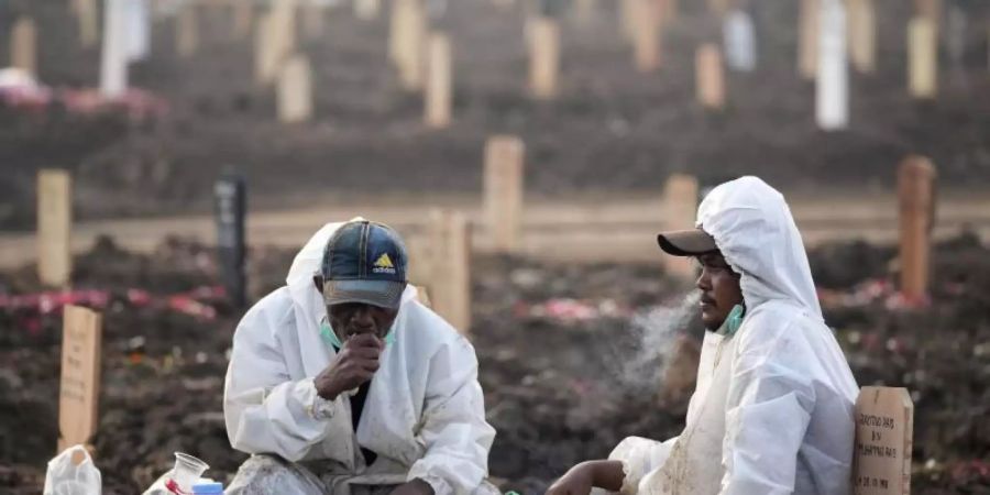 In absoluten Zahlen wurden die meisten Corona-Todesfälle bislang aus den USA gemeldet. Doch auch in Ländern wie Indonesien (im Bild) sterben viele Menschen in Zusammenhang mit Sars-CoV-2. Foto: Dita Alangkara/AP/dpa