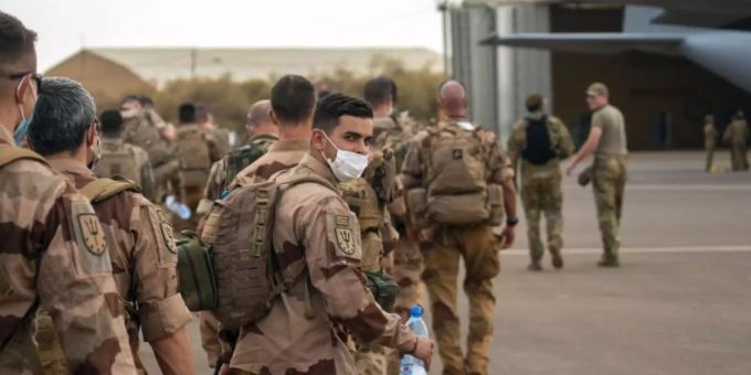Französische Soldaten auf ihrer Basis in Gao. Frankreich hatte Anfang Juni seine gemeinsamen militärischen Einsätze mit Mali zeitweise ausgesetzt und nach dem jüngsten Putsch Garantien für den politischen Übergang gefordert. Foto: Uncredited/AP/dpa Frankreich