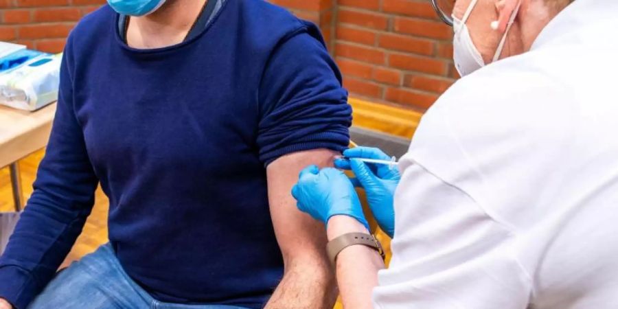 Ein Sportlehrer wird von einer Krankenschwester von einem mobilen Impfteam des DRK mit dem AstraZeneca-Impfstoff gegen Corona geimpft. (Archivbild). Foto: Jens Büttner/dpa-Zentralbild/dpa