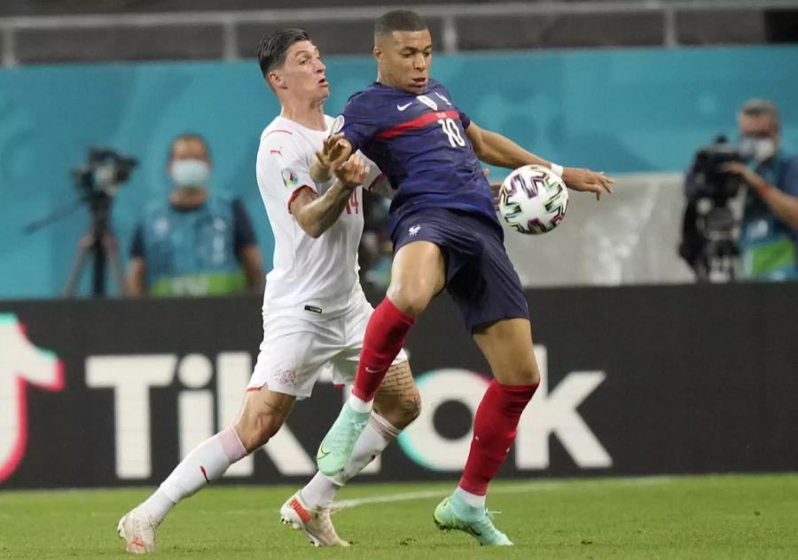 Steven Zuber an der EM im Duell mit Frankreich-Star Kylian Mbappé.