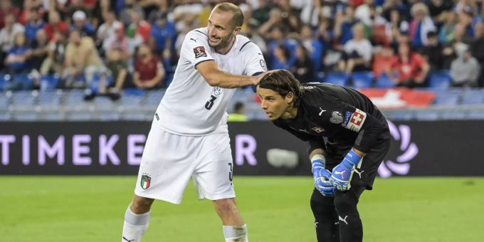 Auch Europameister Giorgio Chiellini gratuliert dem Mann des Abends: Yann Sommer hext die Schweizer Nati zum Remis gegen Italien. Yann Sommer Schweizer Nati