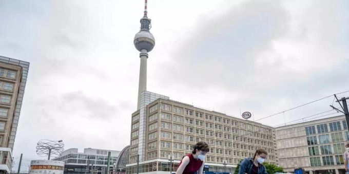 Greenpeace-Aktivisten legen auf dem Alexanderplatz einen 25 Meter grossen Chatverlauf als Bodenbanner. Foto: Fabian Sommer/dpa Greenpeace-Aktivisten legen auf dem Alexanderplatz einen 25 Meter grossen Chatverlauf als Bodenbanner. Foto: Fabian Sommer/dpa