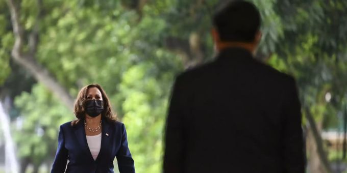 US-Vizepräsidentin Kamala Harris geht auf den vietnamesischen Premierminister Pham Minh Chinh, rechts, im Regierungsbüro in Hanoi, Vietnam, zu. Kamala Harris